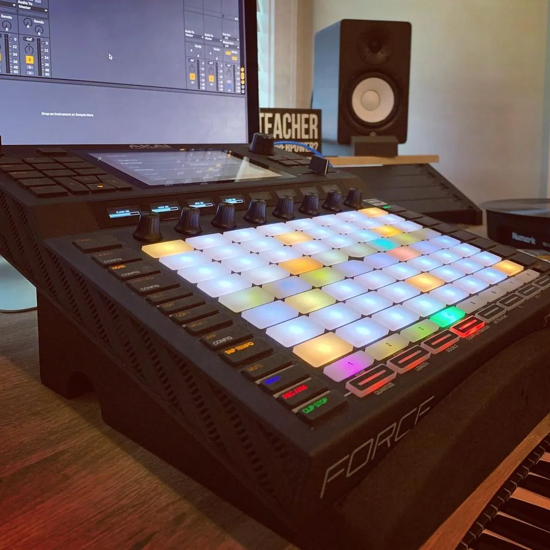 PAD STAND 11in x 12in Large Top Plate for Midi Controllers Drum Machines Mixers for Akai MPC Ableton Push 20° Angle