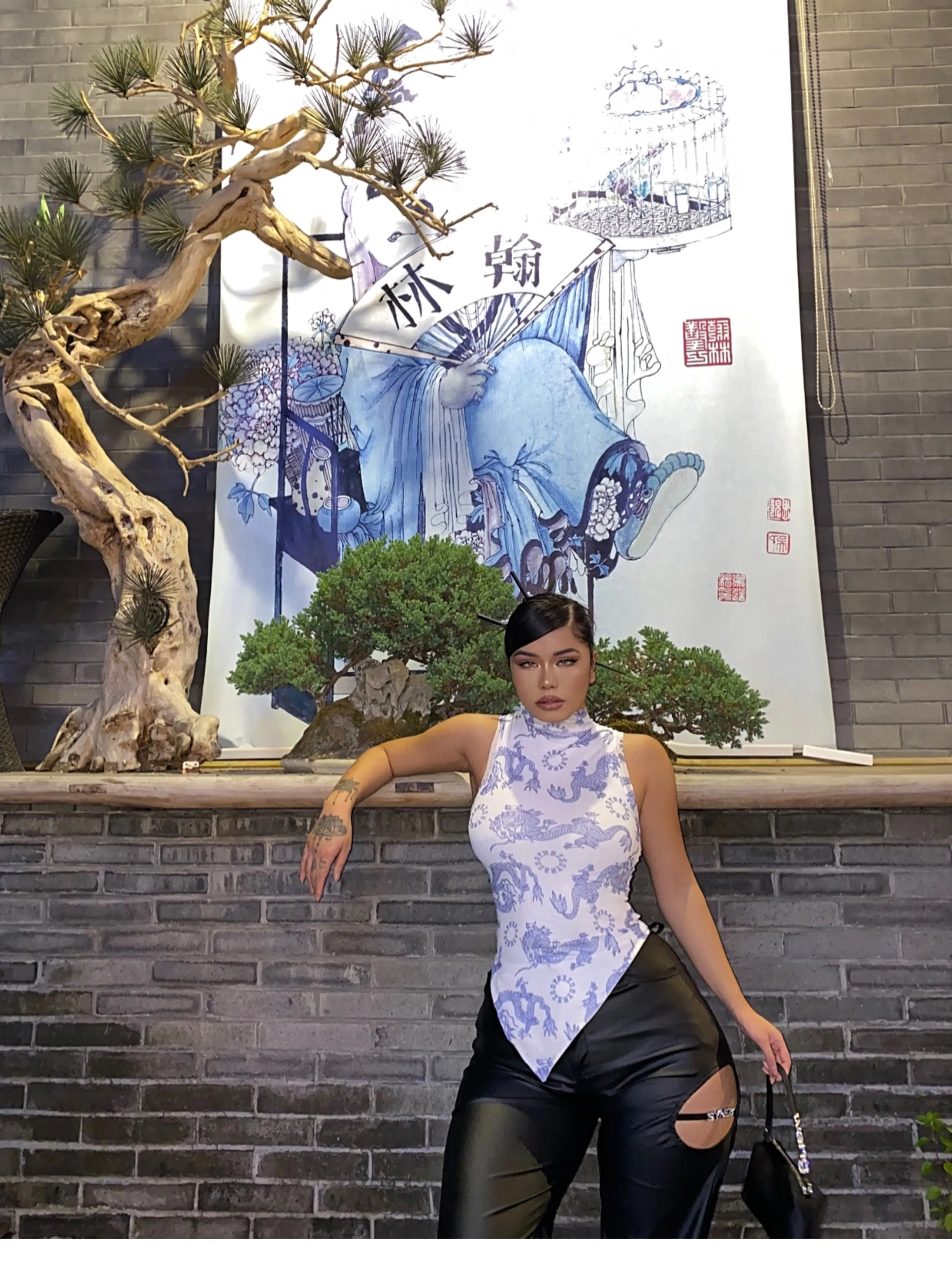 SYNEZ Blue Dragon Turtleneck Sleeveless Top