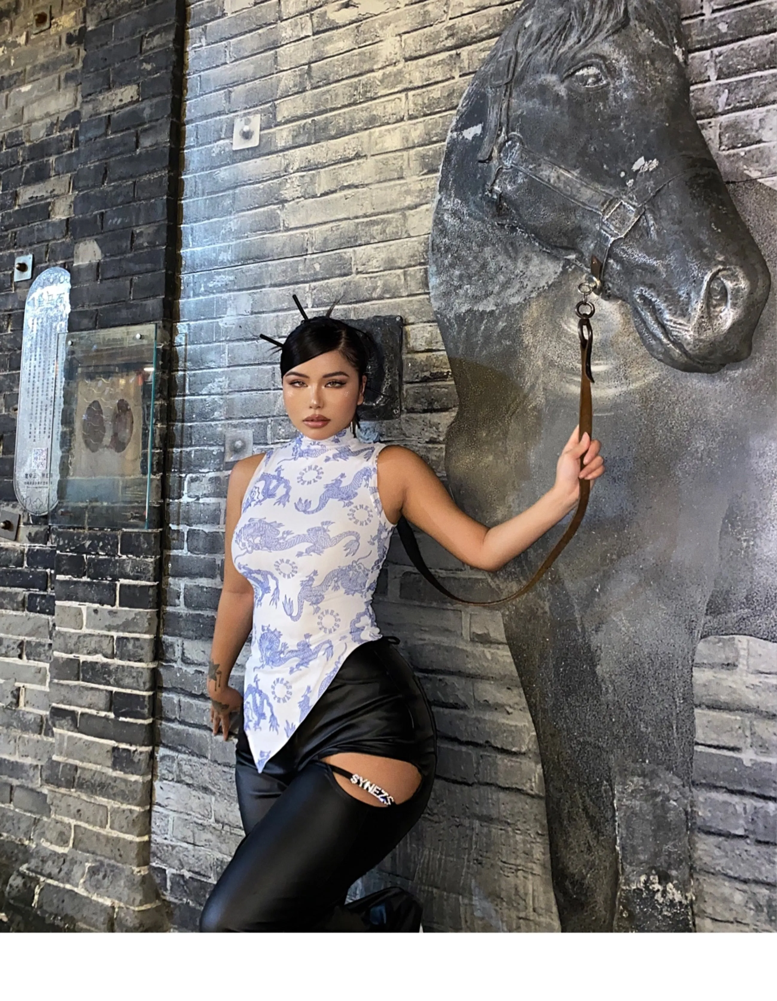 SYNEZ Blue Dragon Turtleneck Sleeveless Top