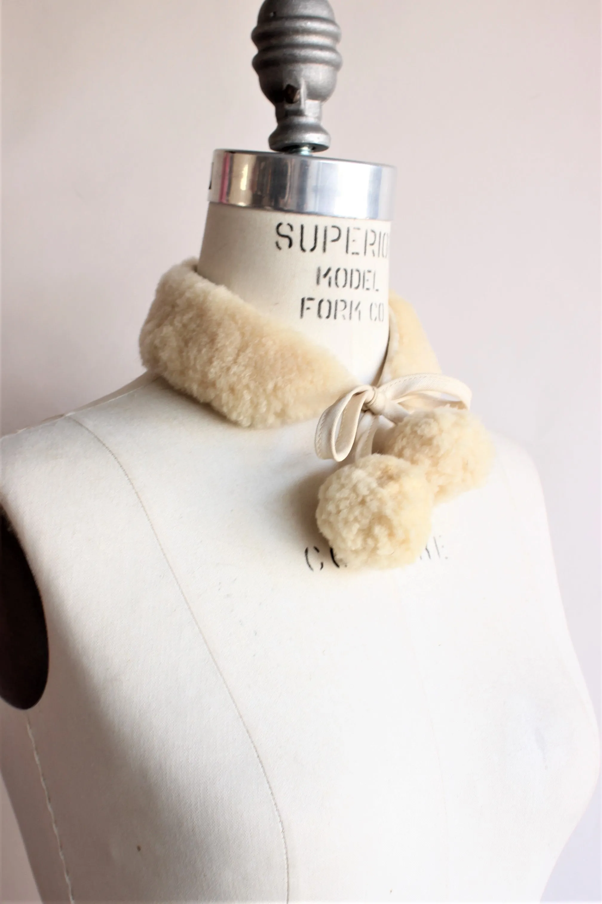 Vintage 1950s Cream Faux Fur Collar With Bobbles