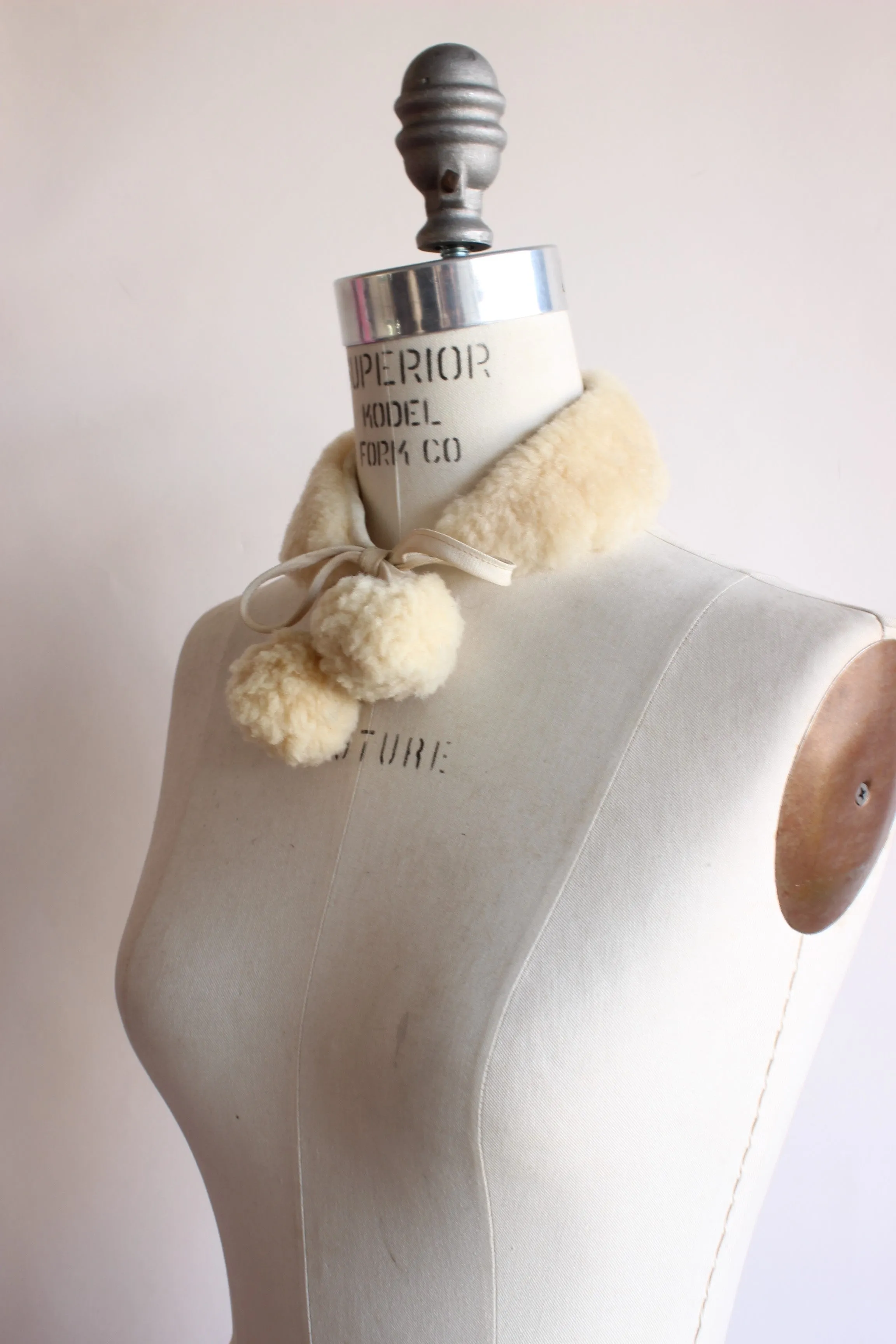 Vintage 1950s Cream Faux Fur Collar With Bobbles